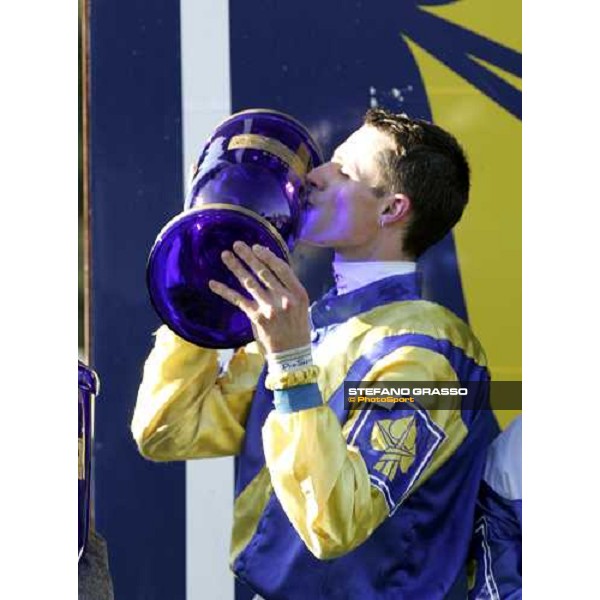 Josef Bartos kiss the cup after winning the 116¡ Velka pardubicka Ceske Pojistovny Pardubice, 8th october 2006 ph. Stefano Grasso