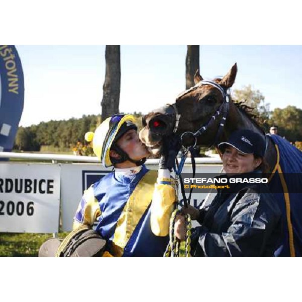 Josef Bartos kiss Decent Fellow looked by his groom after the triumph in the 116¡ Velka pardubicka Ceske Pojistovny Pardubice, 8th october 2006 ph. Stefano Grasso