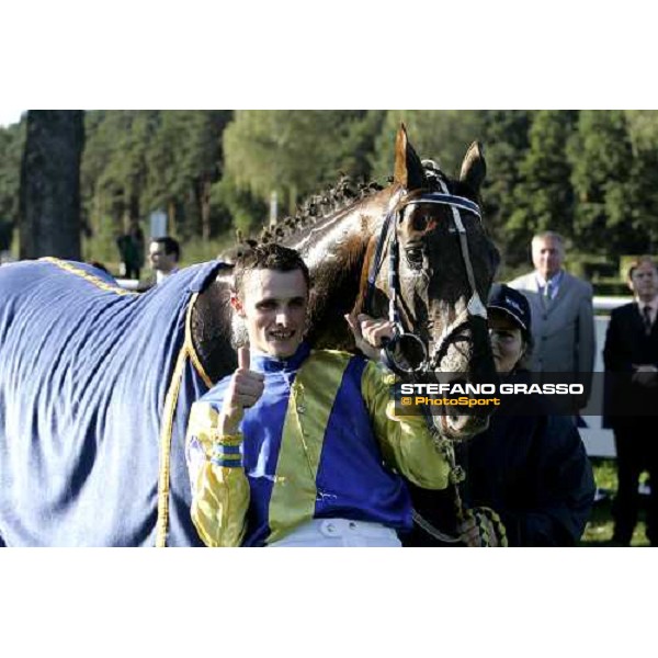 Josef Bartos with Decent Fellow with his groom after the triumph in the 116¡ Velka pardubicka Ceske Pojistovny Pardubice, 8th october 2006 ph. Stefano Grasso