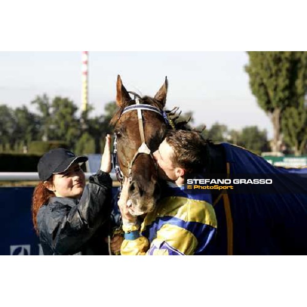 Josef Bartos kisses Decent Fellow with his groom taking care of him after the triumph in the 116¡ Velka pardubicka Ceske Pojistovny Pardubice, 8th october 2006 ph. Stefano Grasso