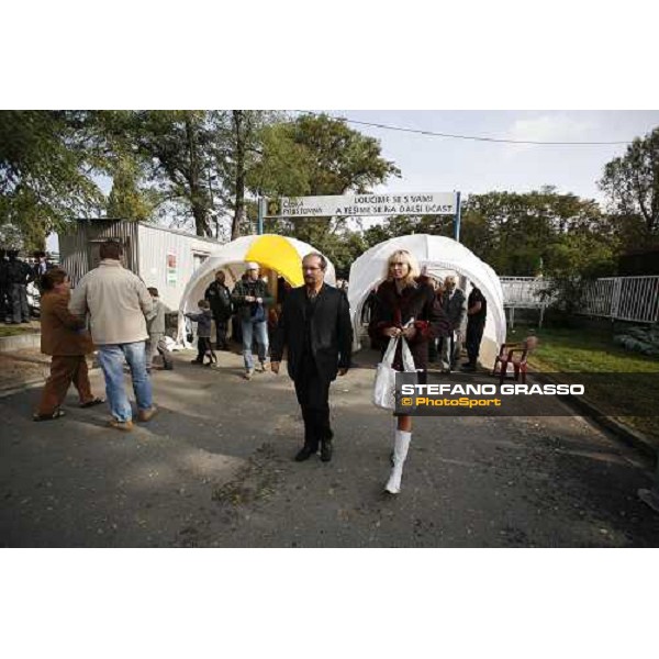 racegoers enter the racecourse at Pardubice for the 116¡ Velka Pardubicka PArdubice, 8th october 2006 ph. Stefano Grasso