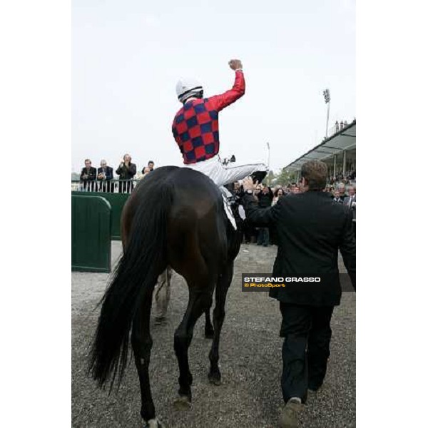 Endo Botti on Ramonti enters in the winner parade after winning the Premio Vittorio di Capua Milan, 14th october 2006 ph. Stefano Grasso