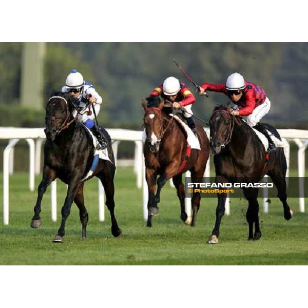 last meters of Premio Carlo Porta - Mirco Demuro on Tobir (winner) and Endo Botti on Montalegre Milan, 14th october 2006 ph. Stefano Grasso