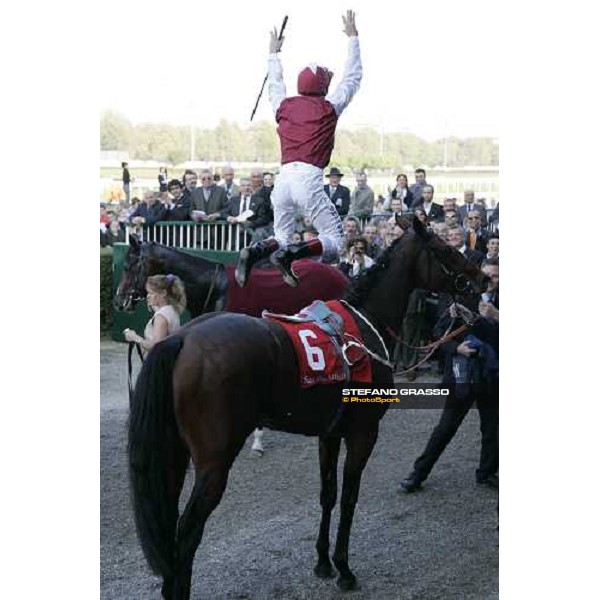 Frankie Dettori jumps from Kirklees after winning the Gran Criterium Milan San Siro, 15th october 2006 ph. Stefano Grasso