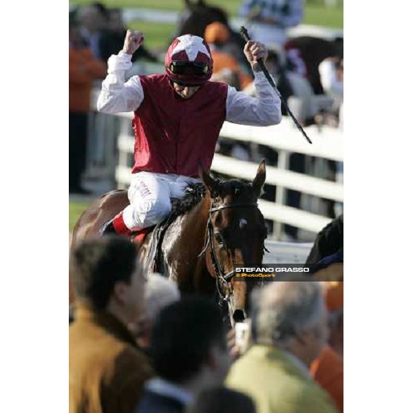 Frankie Dettori exulting on Kirklees after winning the Gran Criterium Milan San Siro, 15th october 2006 ph. Stefano Grasso