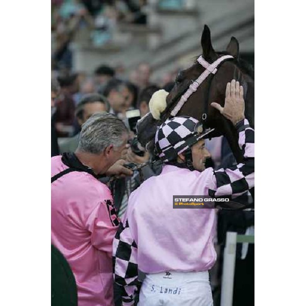 Stefano Landi congratulates with Desert Quiet after winning the Premio Sergio Cumani Milan San Siro, 15th october 2006 ph. Stefano Grasso