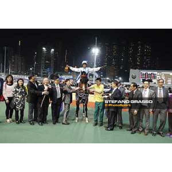 Longines Hong Kong Jockeys Championship Mirco Demuro on Mutual Joy wins the 3rd leg of Longines HKJC Championship Hong Kong - Happy Valley racecourse,7th dec.2016 ph.Stefano Grasso/Longines