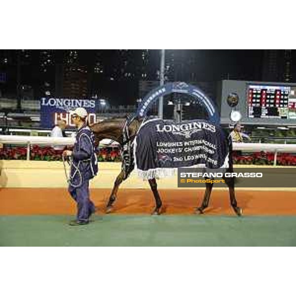 Longines Hong Kong Jpckeys Championship Ryan Moore on Giant Turtle wins the second leg of HKJC Hong Kong - Happy Valley racecourse,7th dec.2016 ph.Stefano Grasso/Longines