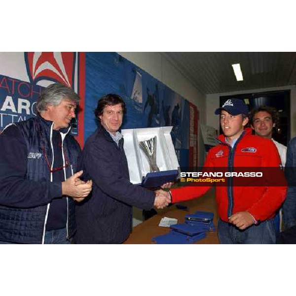 premiazione per Matteo Savelli vincitore del 3° MAtch Race Città di MArghera - a sinistra il Presidente del Circolo Vela Mestre Bruno Zan Venezia, 25 aprile 2004 ph.Stefano Grasso