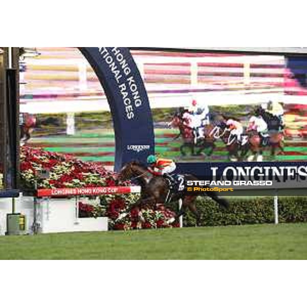 Longines KHIR - Ryan Moore on Maurice wins the Longines Hong Kong Cup Hong Kong,9th dec.2016 ph.Stefano Grasso/Longines