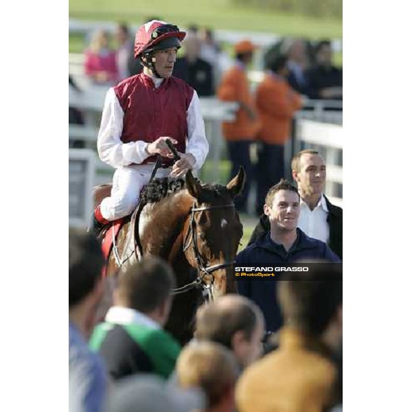 Frankie Dettori on Kirklees looks the screen waiting for the result of Gran Criterium Milan San Siro 15th october 2006 ph. Stefano Grasso