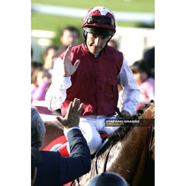 giving prize of Gran Crtiterium - give me five for Frankie Dettori Milan San Siro 15th october 2006 ph. Stefano Grasso