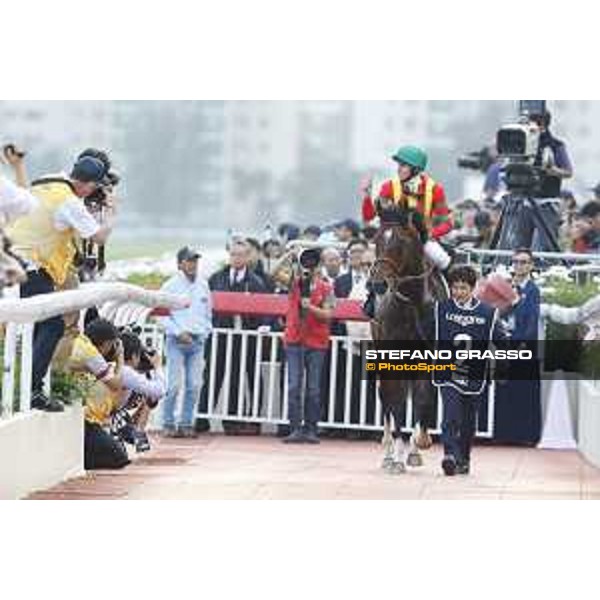 Longines KHIR - Ryan Moore on Maurice wins the Longines Hong Kong Cup Hong Kong,9th dec.2016 ph.Stefano Grasso/Longines