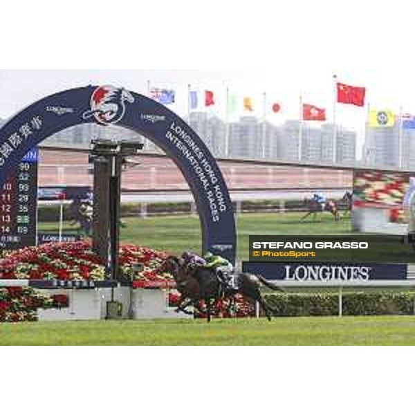 Longines KHIR - Joao Moreira on Satomo Crown wins the Longines Hong Kong Vase Hong Kong,9th dec.2016 ph.Stefano Grasso/Longines