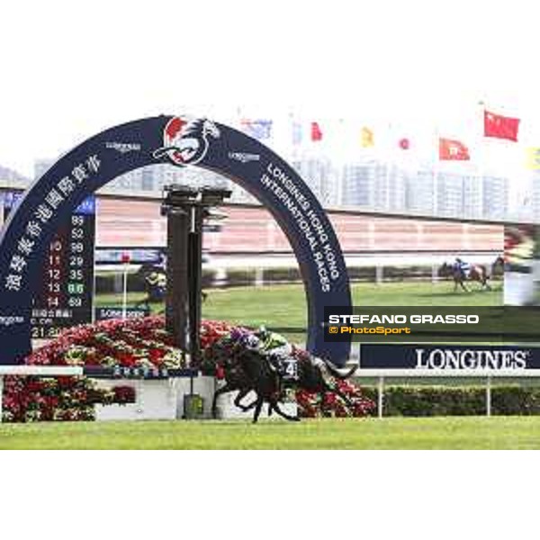 Longines KHIR - Joao Moreira on Satomo Crown wins the Longines Hong Kong Vase Hong Kong,9th dec.2016 ph.Stefano Grasso/Longines