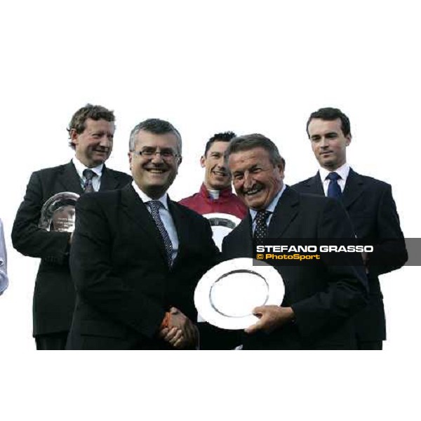 giving prize of Gran Crtiterium - Francesco Ruffo gives the trophy to Lollo Luciani Milan San Siro 15th october 2006 ph. Stefano Grasso