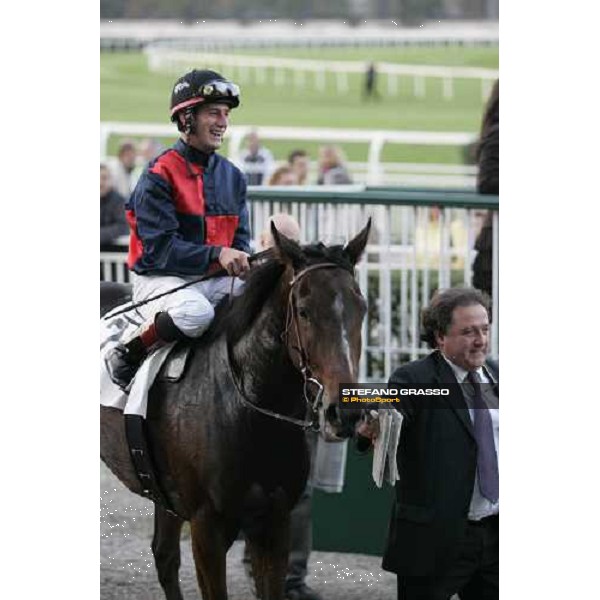 Mirco Demuro smiles while enters in the winner circle of Premio Omenoni on the winner Champion Place accompanied by the trainer Riccardo Menichetti Milan San Siro, 15th october 2006 ph. Stefano Grasso