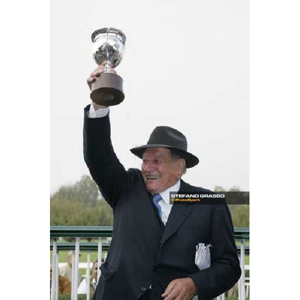 Emilio Balzarini stands the cup after winning the Gran Premio Vittorio Di Capua with Ramonti Milan, San Siro 14 october 2006 ph. Stefano Grasso