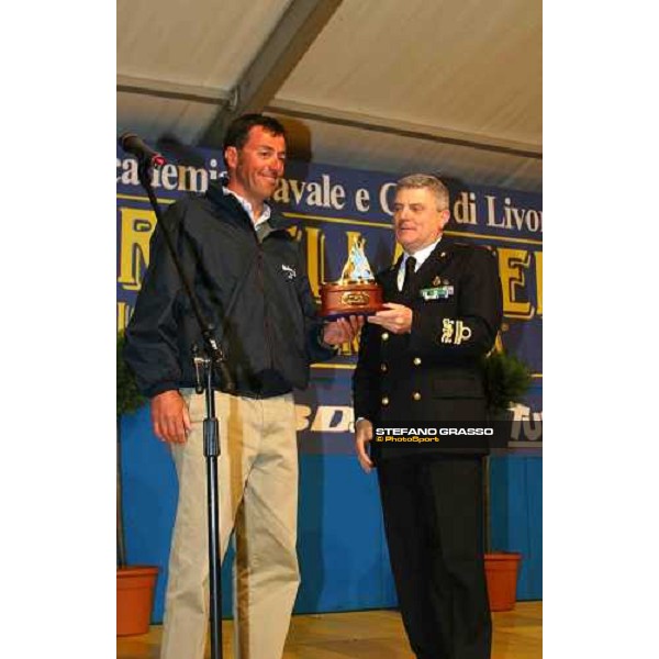 TAN 2004 - Livorno 29.04.2004 Flavio Favini riceve l\'oscar della vela dall\'Amm.Paoli Ph. Andrea Carloni