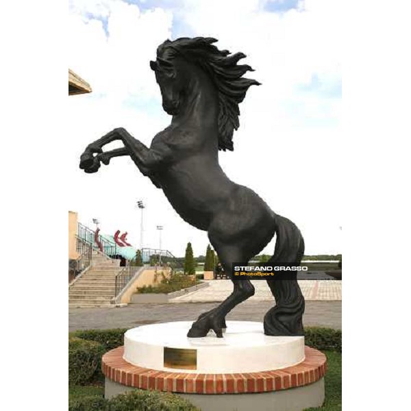 the statute of the horse donated by Mario Masini of Colle Papa stable Rome Capannelle, 22nd october 2006 ph. Stefano Grasso