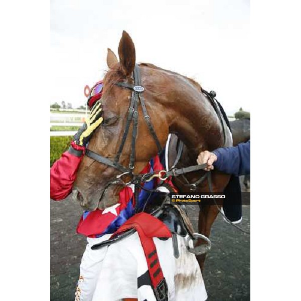 a caress to Floriot winner of Premio Lydia Tesio, by her jockey Rome Capannelle, 22nd october 2006 ph. Stefano Grasso