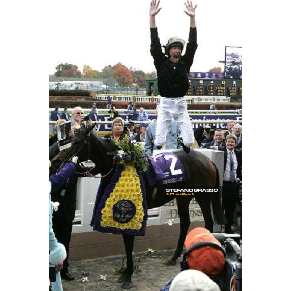 Frankie Dettori jumps from Ouja Board after winning the Breeders\' Cup Filly and Mare Turf Louisville Churchill Downs - 4th nov. 2006 ph. Stefano Grasso