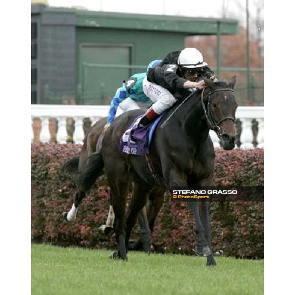 LOUISVILLE (Kentucky) - Breeders\' Cup World Champion FRankie Dettori on Oujia Board wins the Filly and Mare turf Churchill Downs 4th nov. \'006 ph. Stefano Grasso