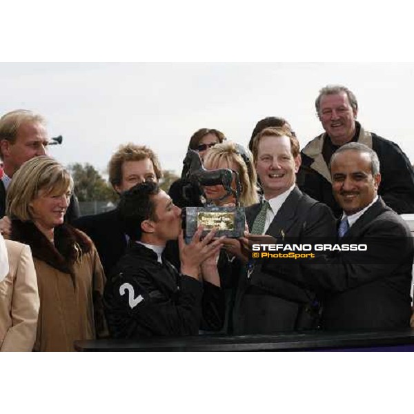 Frankie Dettori kiss the trophy after winning on Oujia Board the Emirates Airline Breeders\' Cup Filly \' Mare Turf Louisville Churchill Downs, 4th nov. 2006 ph. Stefano Grasso