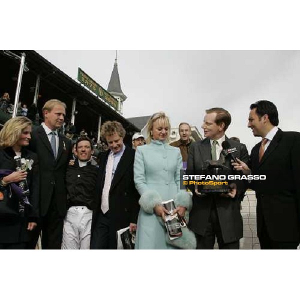 the winning connection of Oujia Board with Frankie Dettori, John Dunlop , Ladya and Lord Derby after winning with Oujia Board the Emirates Airline Breeders\' Cup Filly \' Mare Turf Louisville Churchill Downs, 4th nov. 2006 ph. Stefano Grasso