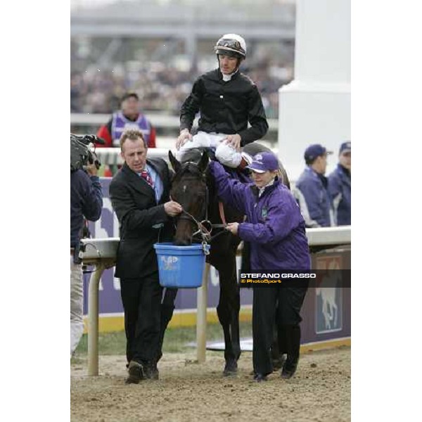 Frankie Dettori comes back on Oujia Board after winning the Emirates Airline Breeders\' Cup Filly \' Mare Turf Louisville Churchill Downs, 4th nov. 2006 ph. Stefano Grasso