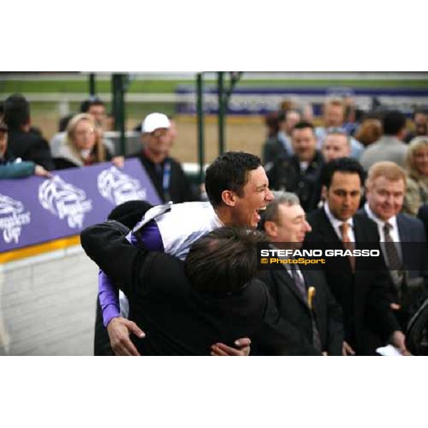 Frankie Dettori very happy after winning on Red Rocks the John Deere Breeders\' Cup Turf. Louisville Churchill Downs, 4th nov. 2006 ph. Stefano Grasso