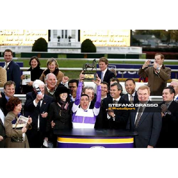 Frankie Dettori stands the trophy after winning on Red Rocks the John Deere Breeders\' Cup Turf. Lord Derby, at top right, is picturing them. Louisville Churchill Downs, 4th nov. 2006 ph. Stefano Grasso