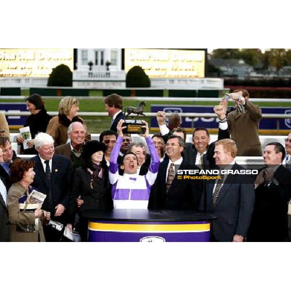 Frankie Dettori stands the trophy after winning on Red Rocks the John Deere Breeders\' Cup Turf. Lord Derby, at top right, is picturing them. Louisville Churchill Downs, 4th nov. 2006 ph. Stefano Grasso