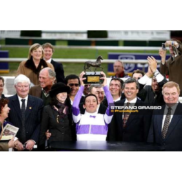 Frankie Dettori stands the trophy after winning on Red Rocks the John Deere Breeders\' Cup Turf. Lord Derby, at top right, is picturing them. Louisville Churchill Downs, 4th nov. 2006 ph. Stefano Grasso