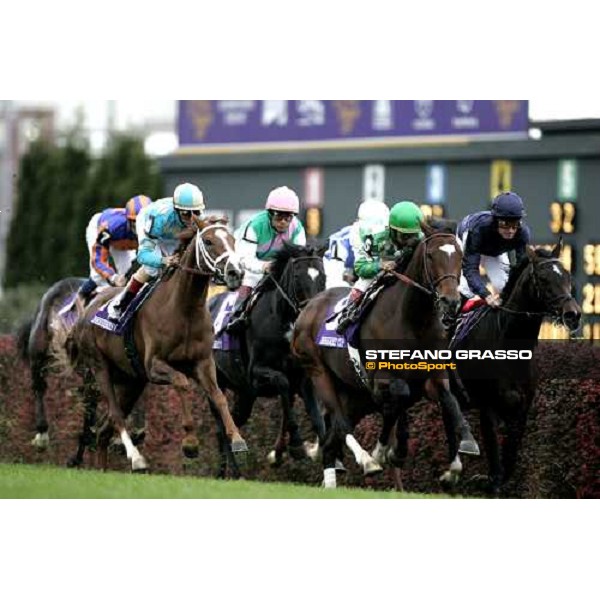 Michael Kinane on Scorpion leads the group of the John Deere Breeders\' Cup Turf Louisville Churchill Downs, 4th nov. 2006 ph. Stefano Grasso
