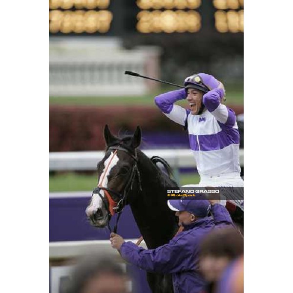 Frankie Dettori on Red Rocks after winning the John Deere Breeders\' Cup Turf Louisville Churchill Downs, 4th nov. 2006 ph. Stefano Grasso