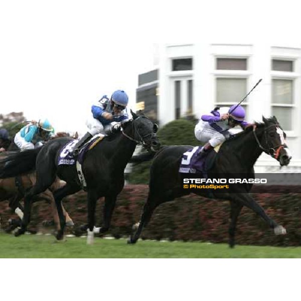 Frankie Dettori on Red Rocks wins the John Deere Breeders\' Cup Turf beating Better Talk Now Louisville Churchill Downs, 4th nov. 2006 ph. Stefano Grasso