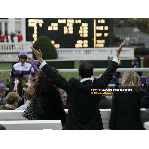 Frankie Dettori congratulated by Brian Meehan trainer of Red Rocks in teh winner circle of John Deere Breeders\' Cup Turf Louisville Churchill Downs, 4th nov. 2006 ph. Stefano Grasso