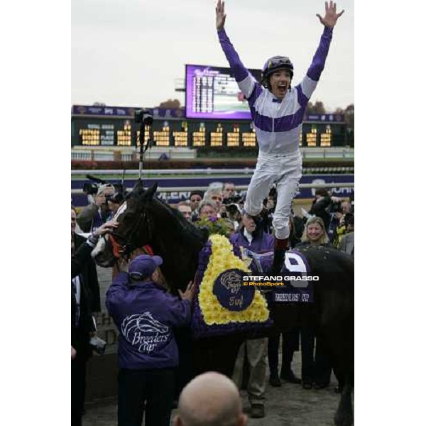 Frankie Dettori jumps from Red Rocks in the winner circle of John Deere Breeders\' Cup Turf Louisville Churchill Downs, 4th nov. 2006 ph. Stefano Grasso