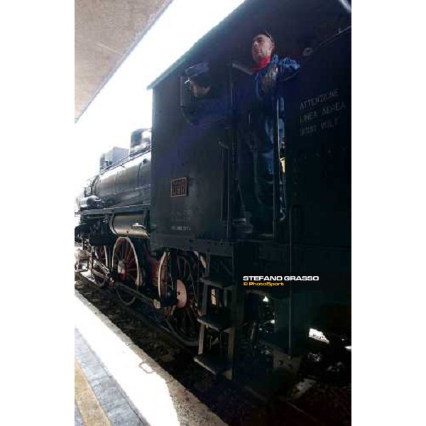 macchinisti locomotiva a vapore e carrozze d\'epoca Roma Termini -Roma Capannelle 1° maggio 2004 ph. Stefano Grasso