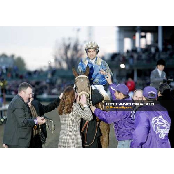 a kiss to Invasor winner of the Breeders\' Cup Classic Louisville Churchill Downs, 4th nov. 2006 ph. Stefano Grasso