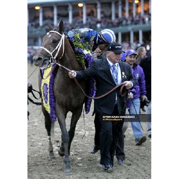 a kiss for Fernando Jara on Invasor parading after winning tj Breeders\' Cup Classic Louisville Churchill Downs, 4th nov. 2006 ph. Stefano Grasso