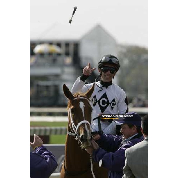 Rene Douglas trow the wip after winning the Breeders\' Cup Juvenile Fillies Louisville Churchill Downs, 4th nov. 2006 ph. Stefano Grasso