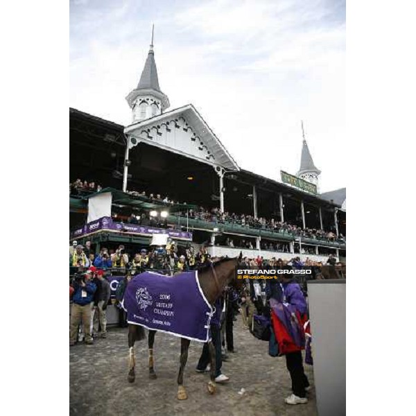 Round Pond in the winner circle after winning the Emirates Airline Breeders\' Cup Distaff Louisville Churchill Downs, 4th nov. 2006 ph. Stefano Grasso