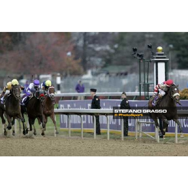 Edgard Prado on Round Pond flying alone towards the line of the Emirates Airlines Breedeers\' Cup Distaff Louisville Churchill Downs, 4th nov. 2006 ph. Stefano Grasso