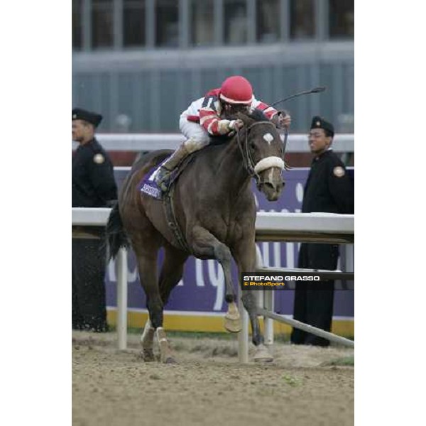 Edgard Prado on Round Pond flying alone towards the line of the Emirates Airlines Breedeers\' Cup Distaff Louisville Churchill Downs, 4th nov. 2006 ph. Stefano Grasso