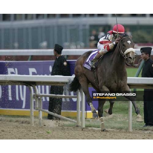 Edgard Prado on Round Pond flying alone towards the line of the Emirates Airlines Breedeers\' Cup Distaff Louisville Churchill Downs, 4th nov. 2006 ph. Stefano Grasso