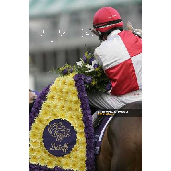 Edgard Prado on Round Pond after winning the Emirates Airlines Breedeers\' Cup Distaff Louisville Churchill Downs, 4th nov. 2006 ph. Stefano Grasso