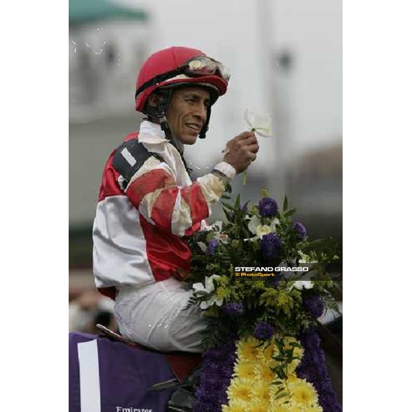 Edgard Prado on Round Pond after winning the Emirates Airlines Breedeers\' Cup Distaff Louisville Churchill Downs, 4th nov. 2006 ph. Stefano Grasso