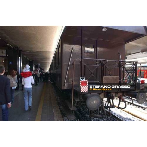 locomotiva a vapore e carrozze d\'epoca Roma Termini -Roma Capannelle 1° maggio 2004 ph. Stefano Grasso